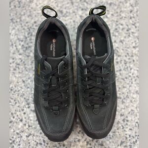 Clarks Wave Walk Women’s Black Leather Walking Waterproof Sneakers